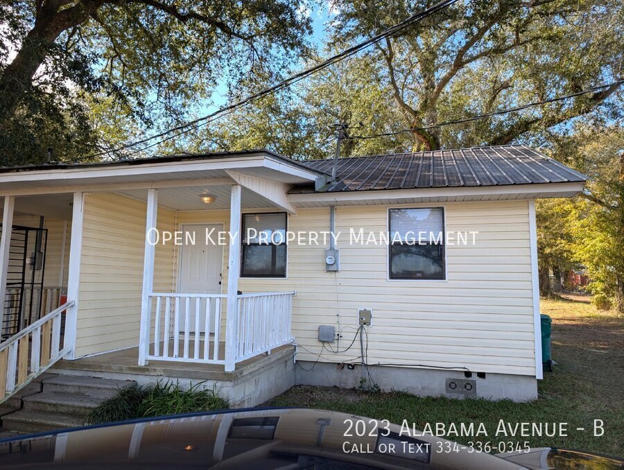 Discover this 1-bedroom, 1-bath apartment in Grand Ridge, Florida. Features a newly updated kitchen and bathroom. Don’t miss out on this freshly renovated space! property image