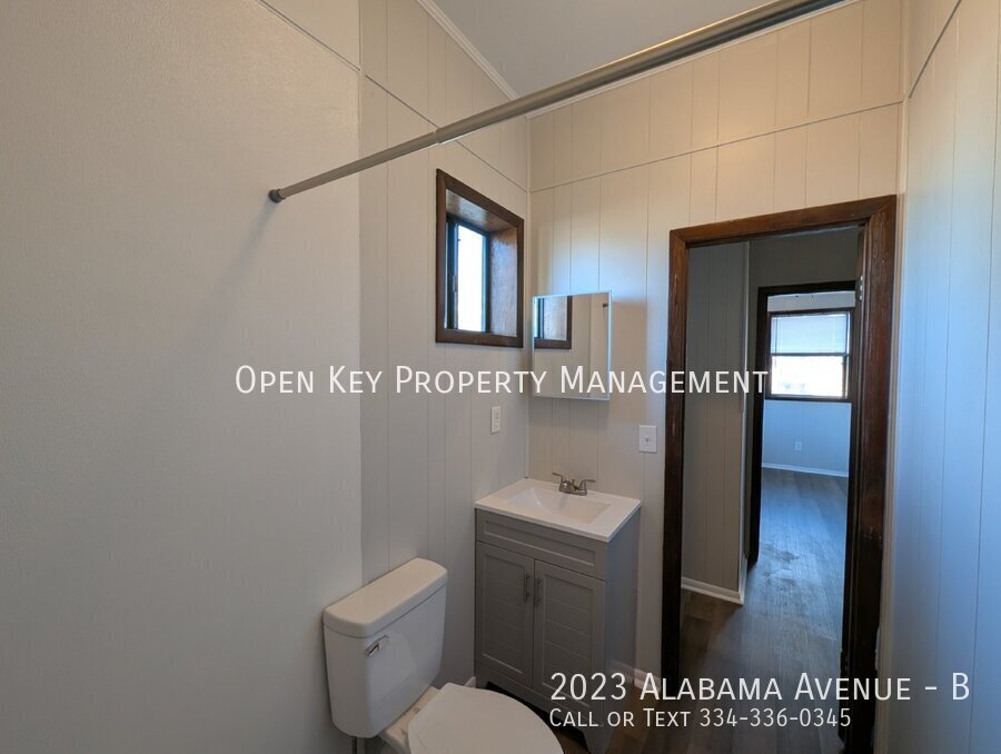 Discover this 1-bedroom, 1-bath apartment in Grand Ridge, Florida. Features a newly updated kitchen and bathroom. Don’t miss out on this freshly renovated space! property image