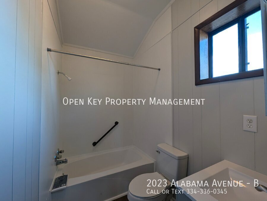 Discover this 1-bedroom, 1-bath apartment in Grand Ridge, Florida. Features a newly updated kitchen and bathroom. Don’t miss out on this freshly renovated space! property image