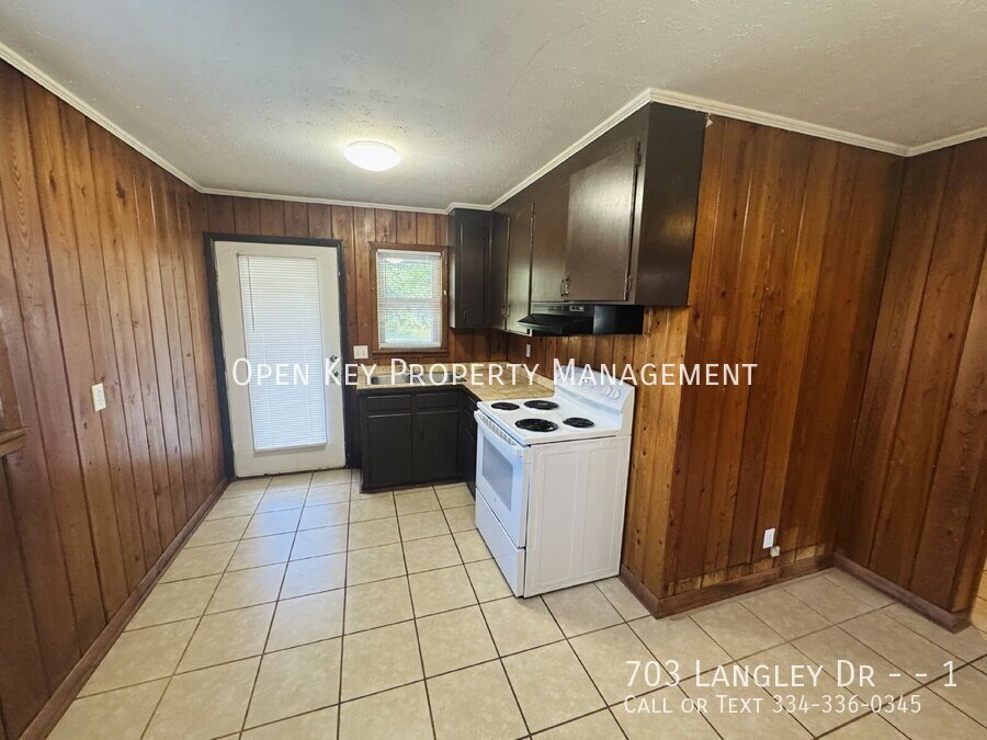 Spacious and affordable 2 bedroom, 1 bath duplex in Dothan, AL. Section 8 approved and  appliances included. property image