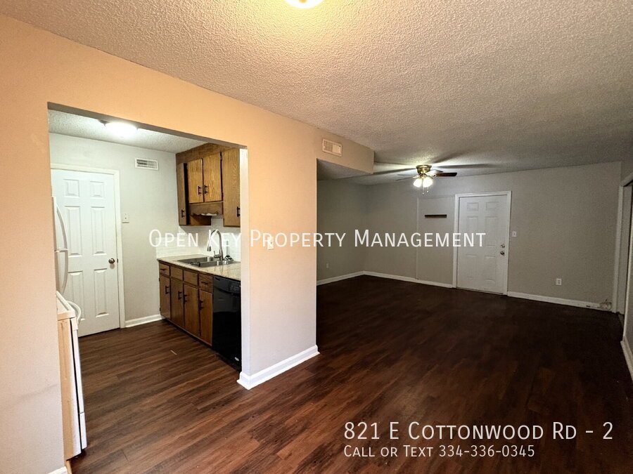 This cozy 2-bedroom & 1-bath apartment in Dothan, AL, features new flooring throughout, a spacious living area, appliances included, and is Section 8 approved! property image