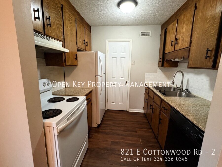 This cozy 2-bedroom & 1-bath apartment in Dothan, AL, features new flooring throughout, a spacious living area, appliances included, and is Section 8 approved! property image