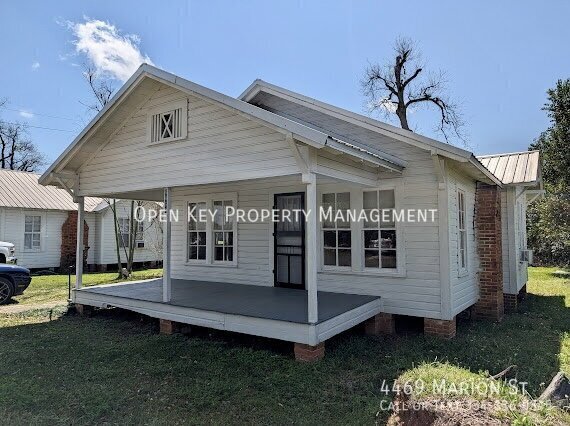 Spacious 2 bedroom, 1 bath home for rent in Marianna, FL. Appliances are included, large backyard and pets welcome - check out this rental today! property image