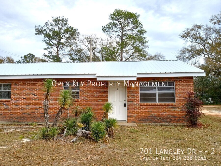 2 BR/1BA, Section 8 approved rental - LVP flooring, appliances included, conveniently located in Dothan, AL. Check out this rental today! property image
