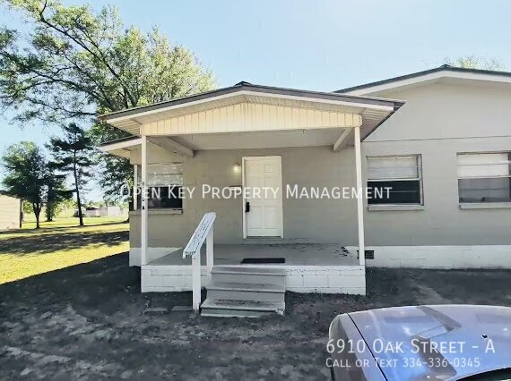 Charming 2-bedroom, 1-bath duplex in Grand Ridge, FL. that offers a spacious living room and kitchen with plenty of space for entertaining. Don't miss out on this duplex - schedule a showing today! property image